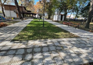 Площадът и паркът в първомайско село са обновени и по-красиви