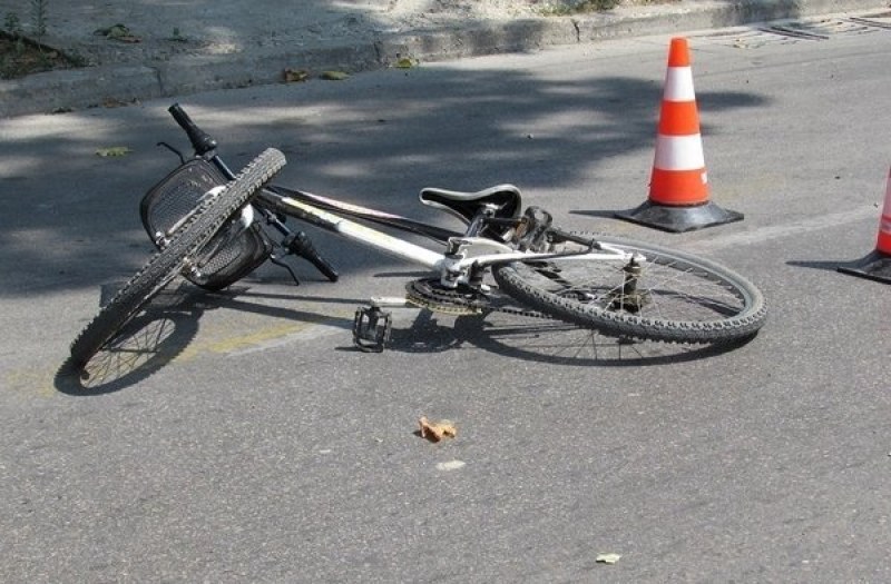 Камион удари велосипедист в Асеновград, човекът е в болница