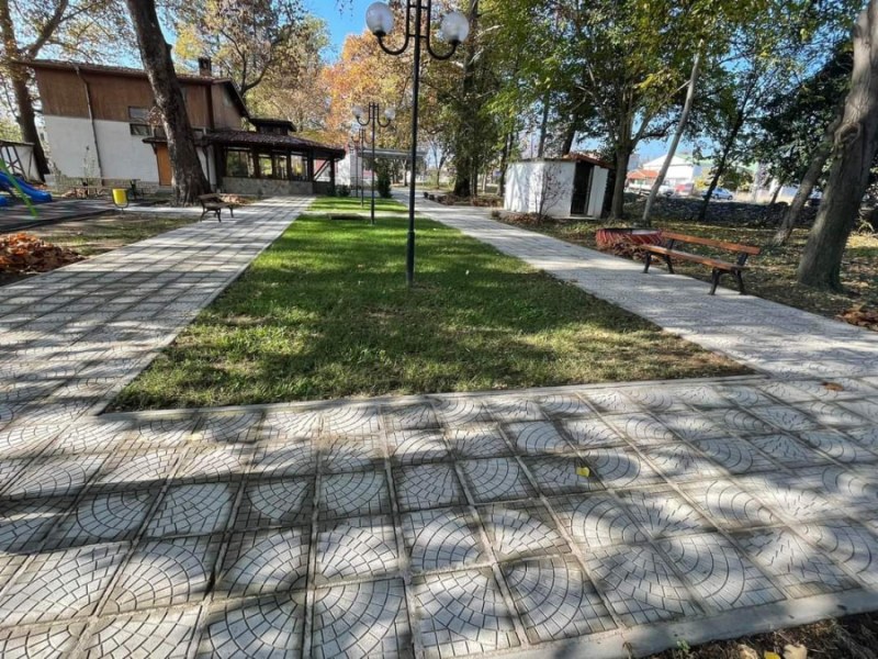 Площадът и паркът в първомайско село са обновени и по-красиви