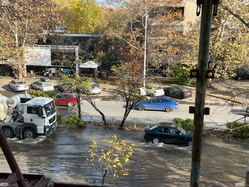 Пловдивски булевард е под вода заради голяма авария