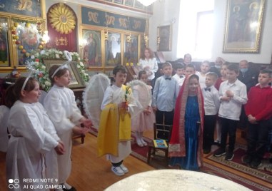 Деца от Белащица готвят празник край Куклен в Деня на християнското семейство