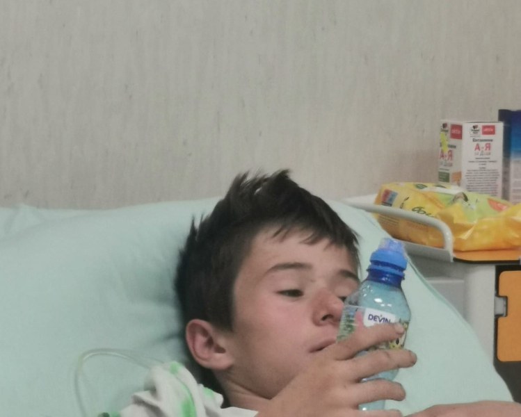 Ето го Сашко на сигурно място в болницата