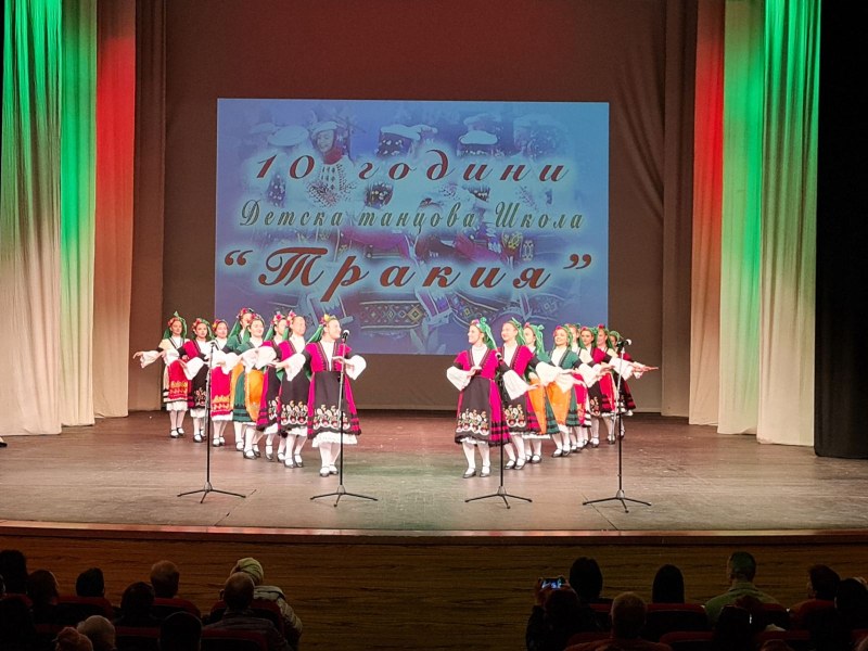 Ансамбъл “Тракия“ ще зарадва децата в Пловдив с предколедни концерти