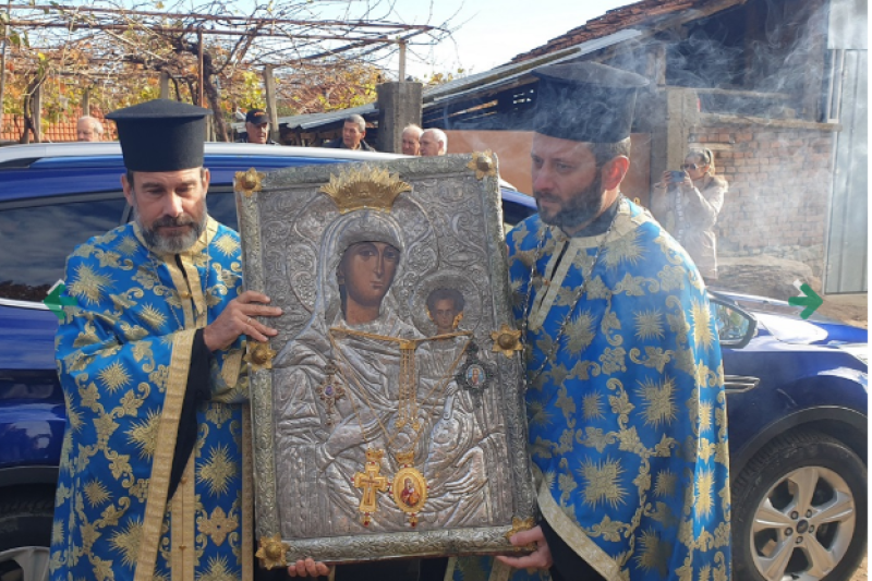 Чудотворна икона на Богородица „Златна ябълка“ дойде в карловското Каравелово