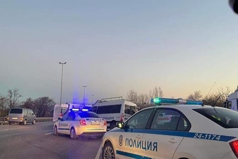 В критично състояние е раненият след гонка с мигранти полицай