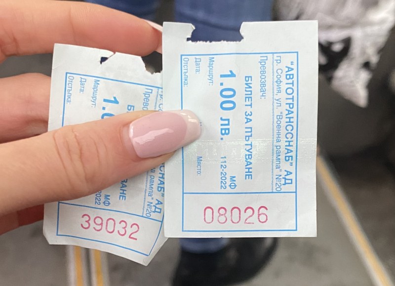 Пловдивчанка алармира: Кондукторка продава използвани билети с различни номера