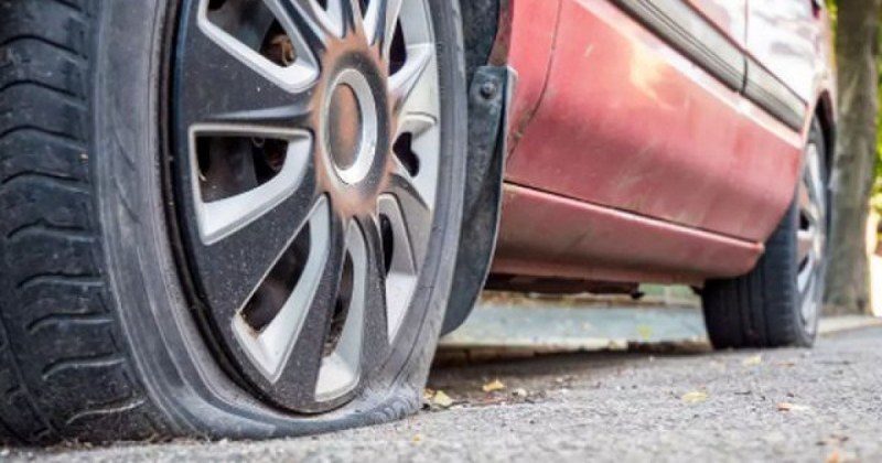 Рецидивист сряза гумите на чужда кола край Раковски