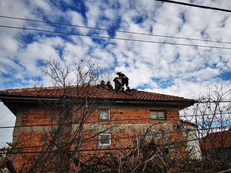 Покрив на къща пламна в Рогош, пожарникарите реагираха светкавично