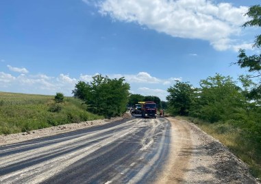 Слагат последен пласт асфалт на пътя от Дебър - Асеновград, пренасочват движението