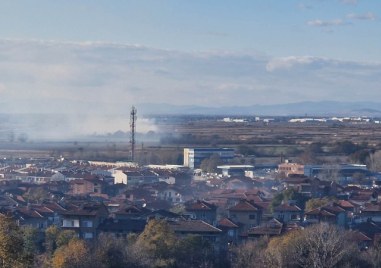 Стърнище се запали, димът обхвана цял квартал в Пловдив