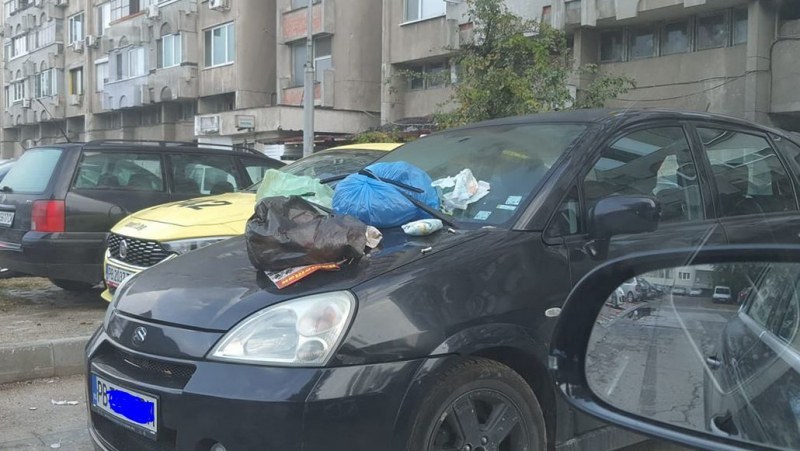 Кола в Пловдив стана жертва на нечий гняв, засипаха я с боклуци
