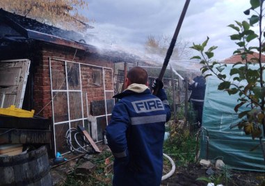 Огнеборци спасиха дома на семейство в село Анево