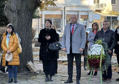 С музика и полагане на венци сопотненци почетоха Вазовата памет в Пловдив