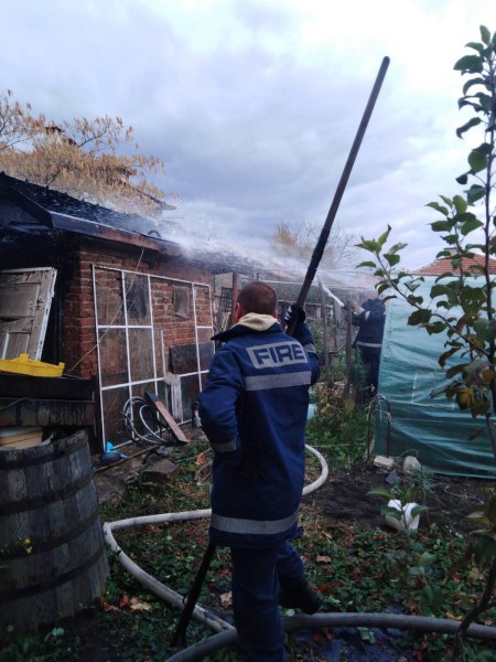 Огнеборци спасиха дома на семейство в село Анево