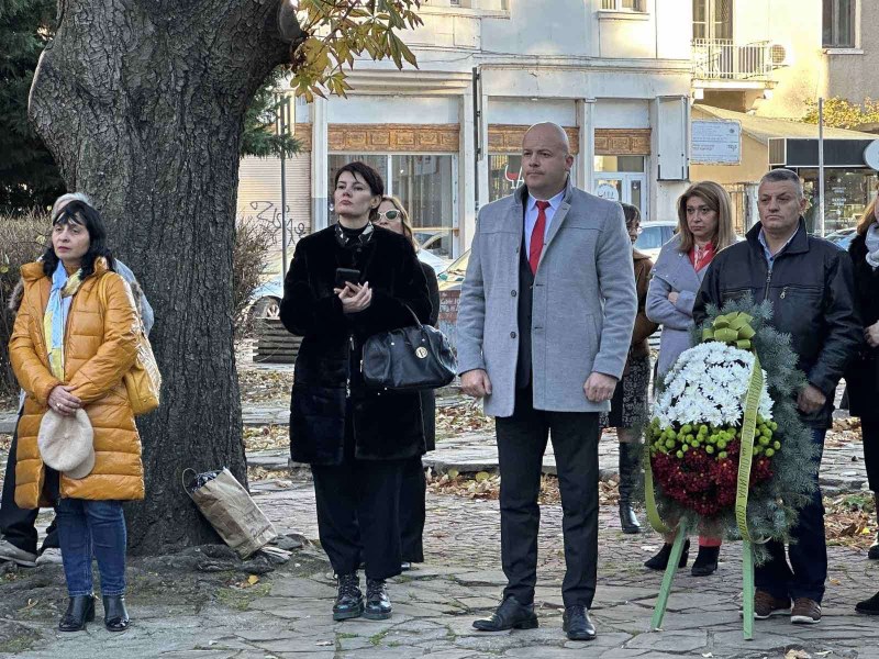 С музика и полагане на венци сопотненци почетоха Вазовата памет в Пловдив