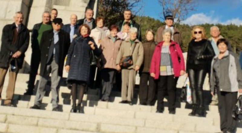 Парашутисти и производители на парашути поднесоха цветя на паметника на Ботев в Калофер
