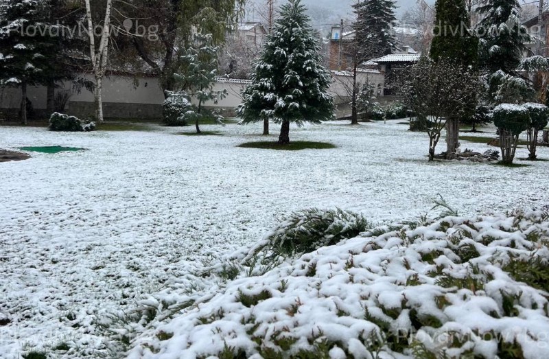 Сняг се сипе и над кукленското село Гълъбово