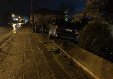 Мерцедес се вряза в двор на къща в Йоаким Груево