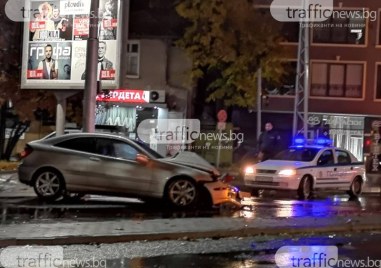 Нова тежка катастрофа в Пловдив, кола се заби в светофара