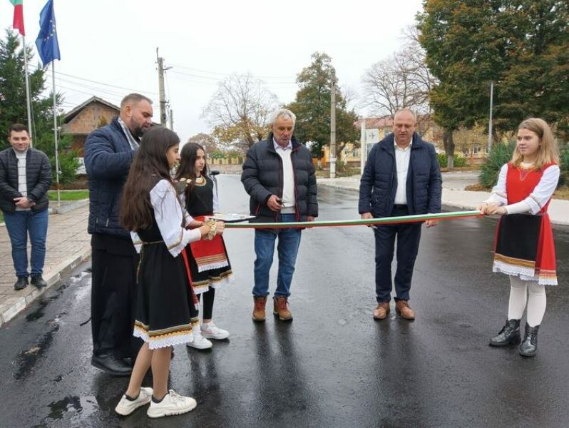 Прерязаха лентата на обновените улици в първомайското село Градина