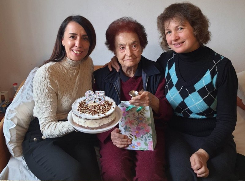 Баба Катя, ползваща асистентска подкрепа в Пловдив, стана на 95 години