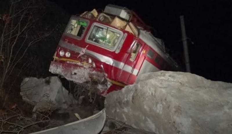 Машинистът на влака, катастрофирал в Карловско, е в пловдивска болница