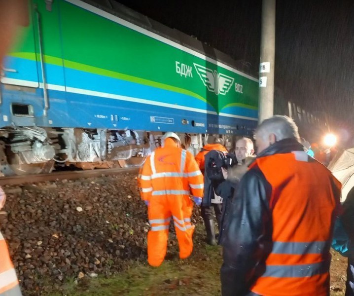 200 кубика са падналите скали, в които се удари влакът в Карловско