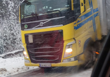 Камиони закъсаха на главен път в Родопите
