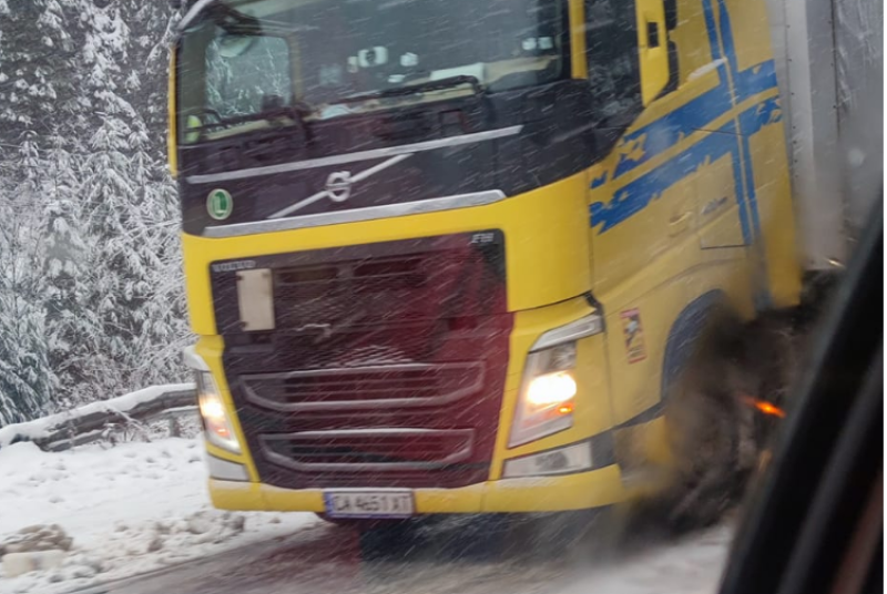 Камиони закъсаха на главен път в Родопите