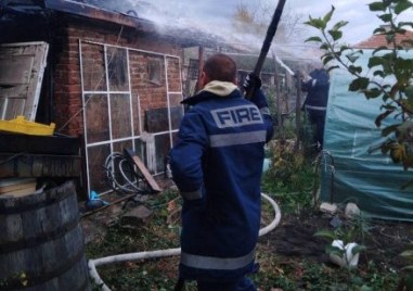Пожар пламна в къщата на възрастен човек в Първомай
