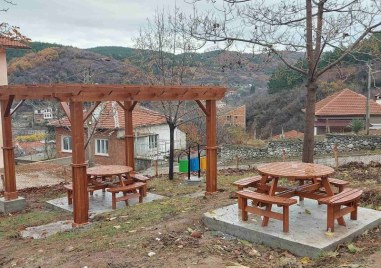 Кът за отдих, маса за тенис и място за пикник в новата детска площадка в Брестовица