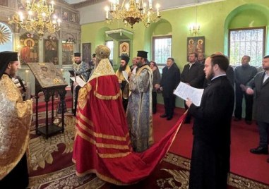 Митрополит Николай донесе чудотворна икона в Богдан