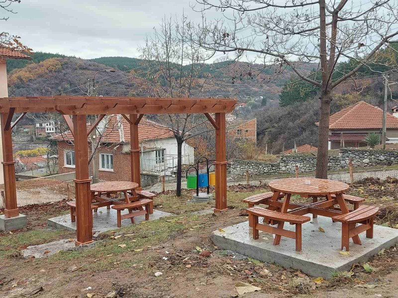 Кът за отдих, маса за тенис и място за пикник в новата детска площадка в Брестовица