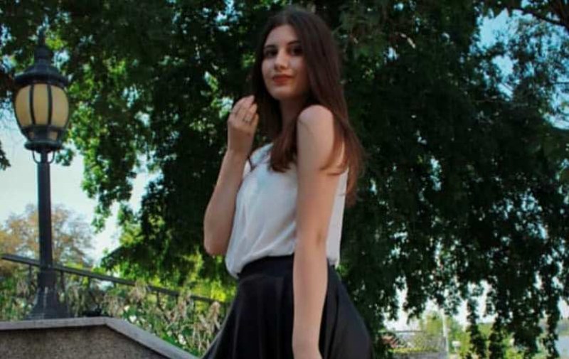 20-годишната Деяна има нужда от помощ, за да оздравее и да проходи