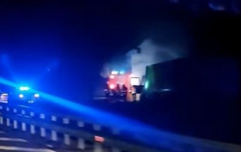 Камион се запали на магистрала „Тракия“ Камион се запали на магистрала „Тракия“