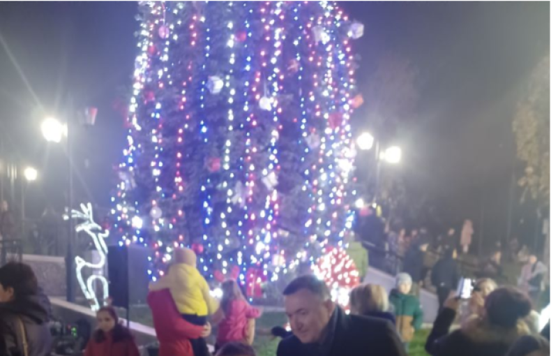 Запалиха светлините и на елхата в Карлово