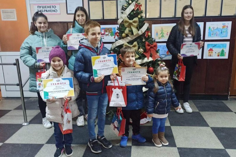Децата на Калояново наредиха изложба от коледни рисунки