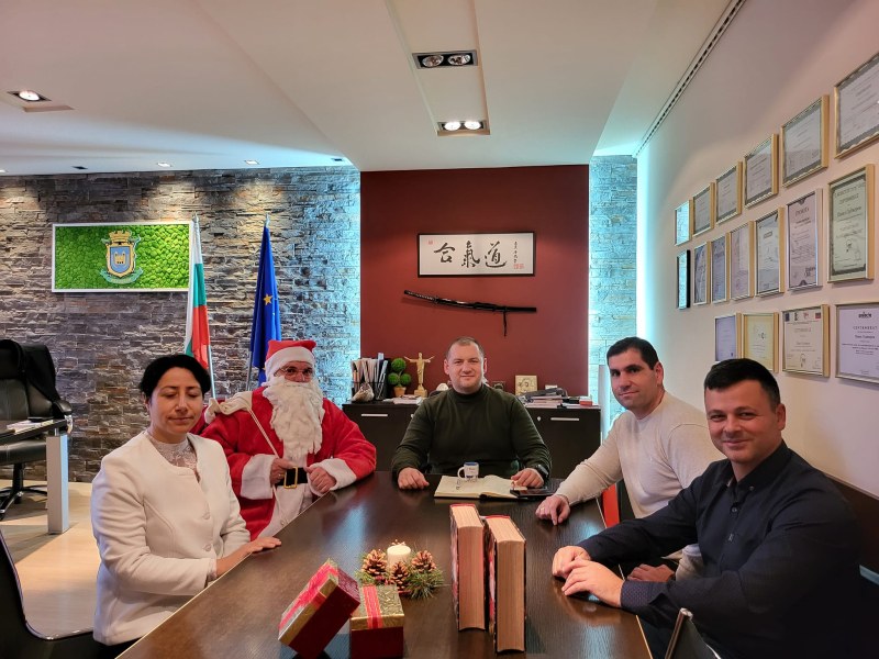 Посрещат Дядо Коледа в Раковски