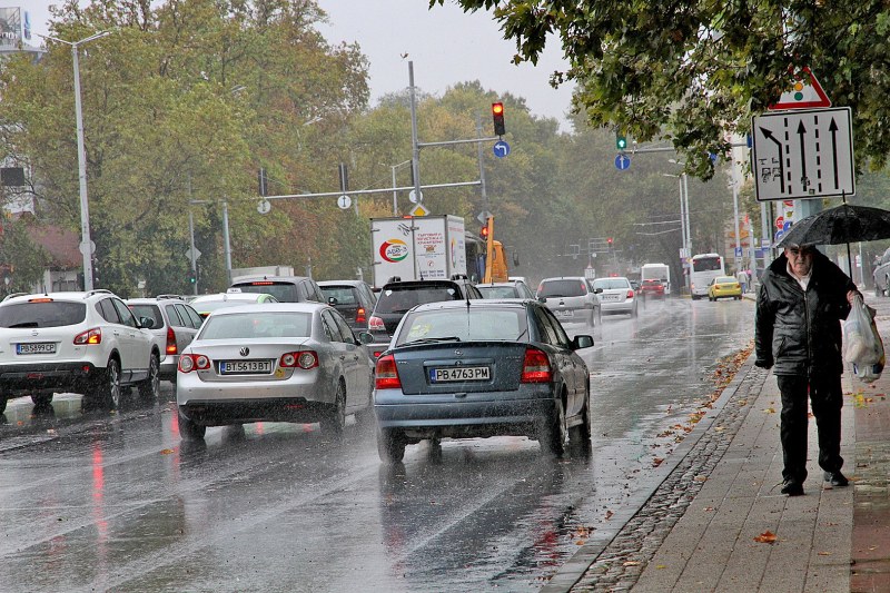 Дъждовно време в Пловдив, на места в страната очакват първи сняг