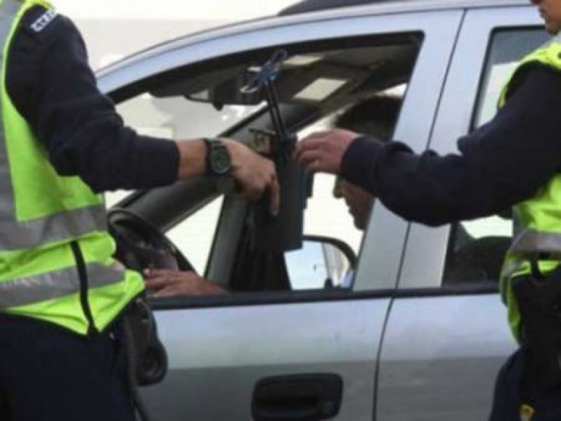Шофьор в нарушение опита да подкупи полицаи в Белозем