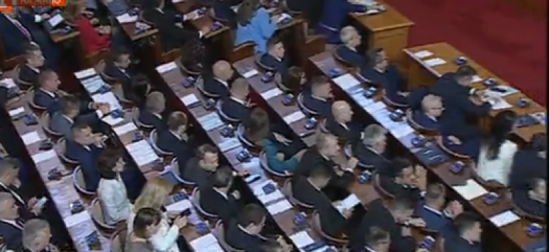 Тренд: Рекордно ниска оценка за работата на парламента, Радев губи подкрепа