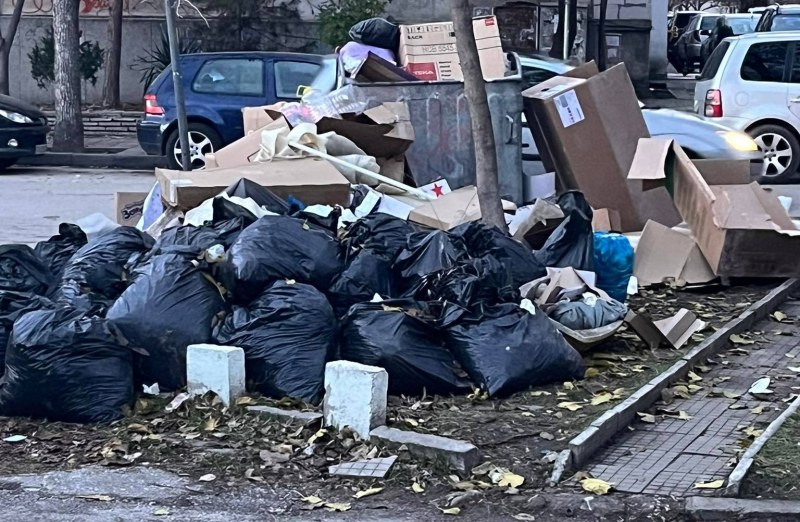 Тротоари в “Южен“ са затрупани с боклуци, гледката е потресаваща