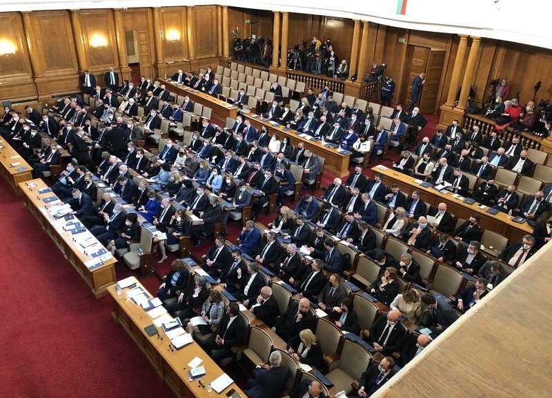 Депутатите официално решиха да намалят ваканцията си по празниците