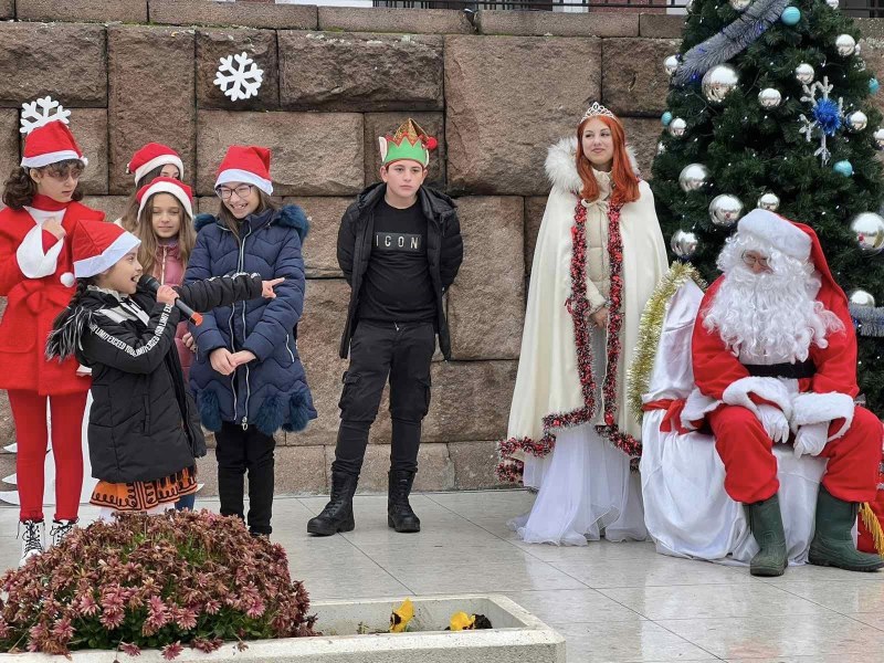 Дядо Коледа и Снежанка донесоха подаръци и усмивки в Перущица