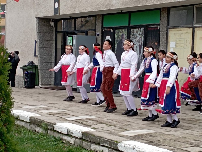 Сурвакари наричаха за здраве и берекет в първомайско село