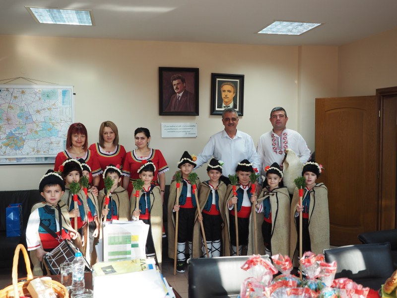 Коледарчета от село Труд пожелаха успехи и благоденствие за община „Марица“