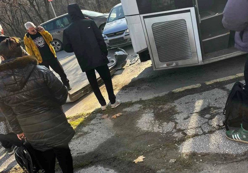 Рейс и кола се удариха в Пловдив