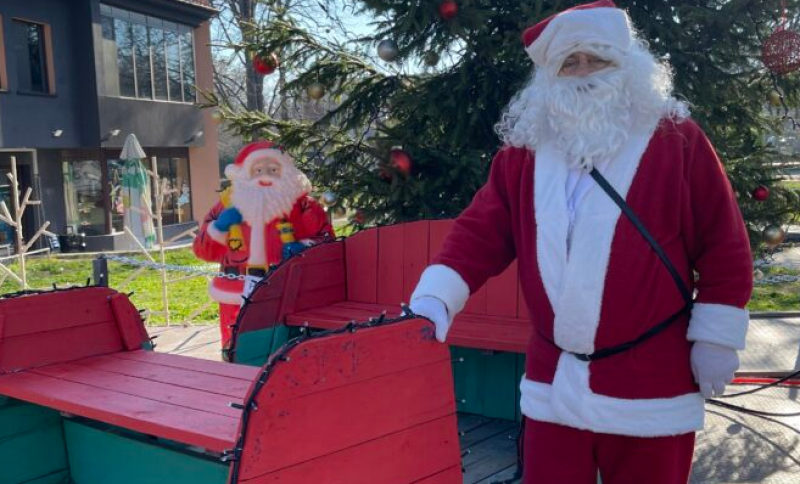 Дядо Коледа очаква децата в Стамболийски