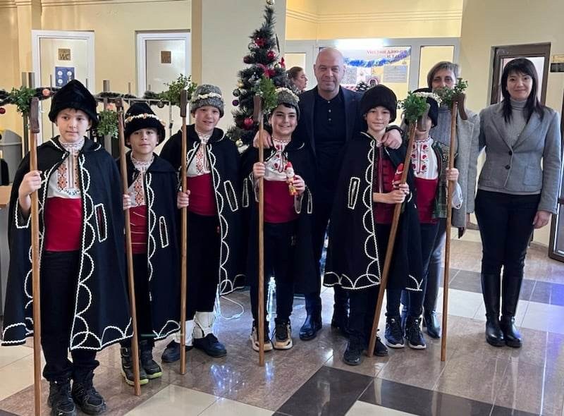 Коледен концерт в кметството на „Тракия” изнесоха деца от СУ „Свети Седмочисленици”