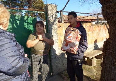 Деца зарадваха самотни възрастни хора край Калояново